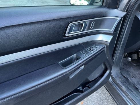 Used 2017 Ford Explorer XLT image 8