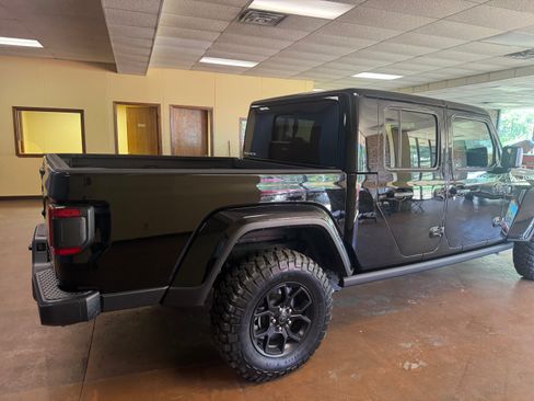 Used 2025 Jeep Gladiator Sport image 5