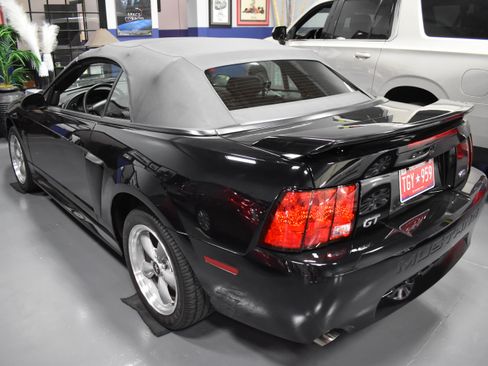 Used 2002 Ford Mustang GT Convertible RWD image 8