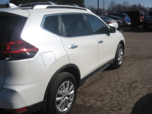 Used 2020 Nissan Rogue SV image 4