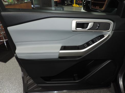 Used 2023 Ford Explorer XLT image 32