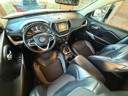 Used 2017 Jeep Cherokee Trailhawk AWD/4WD image 16