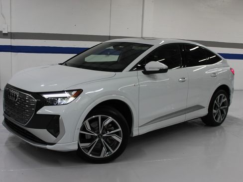 Used 2024 Audi Q4 e-tron Premium Plus image 3