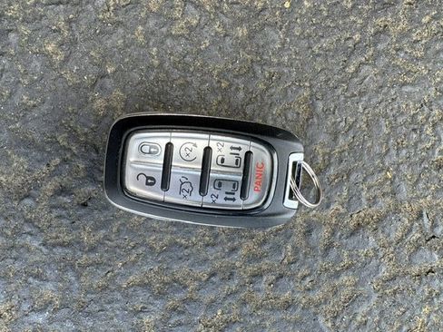 Used 2024 Chrysler Pacifica Touring-L FWD image 18