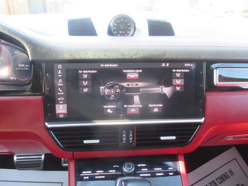 Used 2019 Porsche Cayenne Turbo image 5