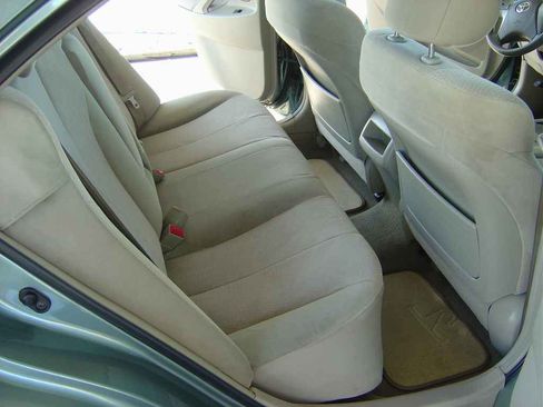 Used 2011 Toyota Camry LE image 10