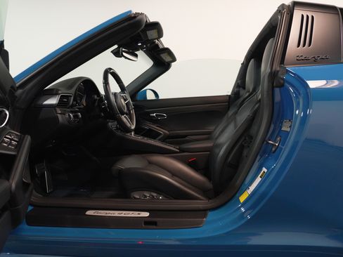 Used 2018 Porsche 911 Targa 4 GTS image 4