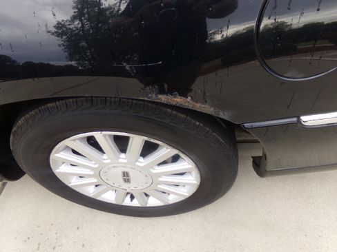 Used 2004 Lincoln Town Car Signature RWD image 12