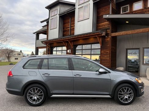 Used 2017 Volkswagen Golf Alltrack image 6