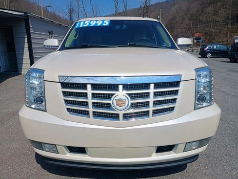 Used 2013 Cadillac Escalade AWD Luxury image 2