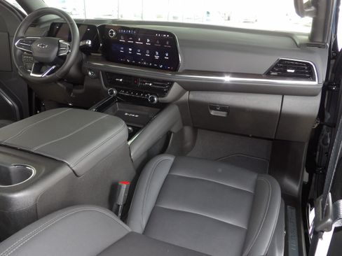 Used 2025 Chevrolet Suburban Z71 image 4