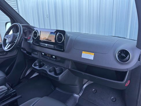 Used 2023 Mercedes-Benz Sprinter 2500 image 14