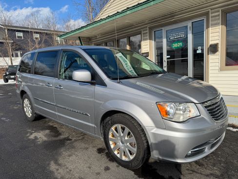 Used 2016 Chrysler Town & Country Touring image 2