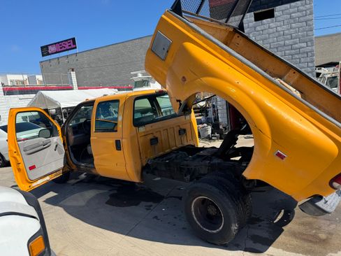 Used 2001 Ford F350 2WD Crew Cab DRW Super Duty image 3