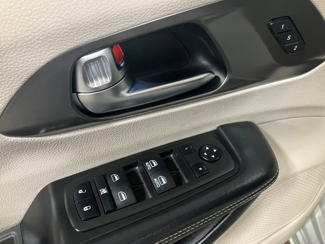Used 2023 Chrysler Pacifica Touring-L FWD image 9