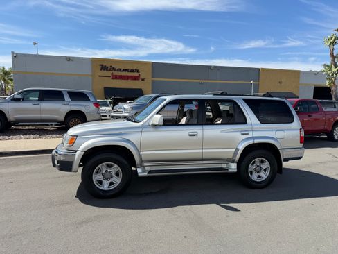 Used 2002 Toyota 4Runner SR5 AWD/4WD image 16