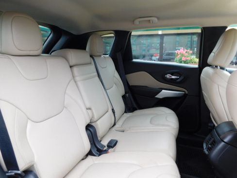 Used 2018 Jeep Cherokee FWD Limited image 23