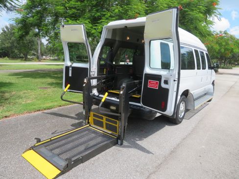 Used 2011 Ford E-350 and Econoline 350 Extended Super Duty RWD image 3