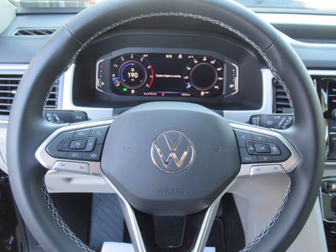 Used 2022 Volkswagen Atlas SE w/ Technology Package image 12