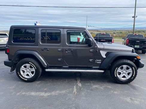 Used 2018 Jeep Wrangler Unlimited Sport image 6