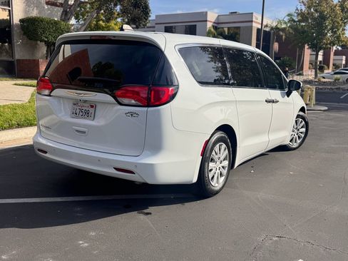 Used 2018 Chrysler Pacifica L image 2