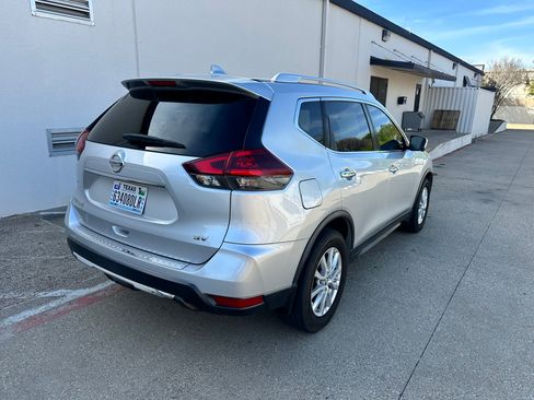 Used 2018 Nissan Rogue SV image 19