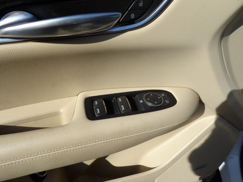 Used 2019 Cadillac XT5 FWD image 6