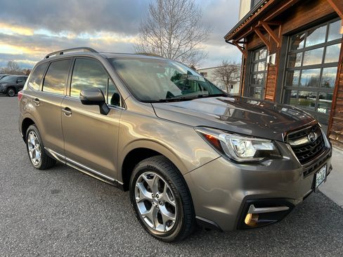 Used 2017 Subaru Forester 2.5i Touring image 2