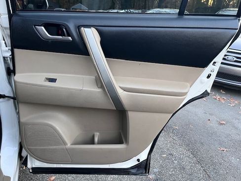 Used 2013 Toyota Highlander SE image 10
