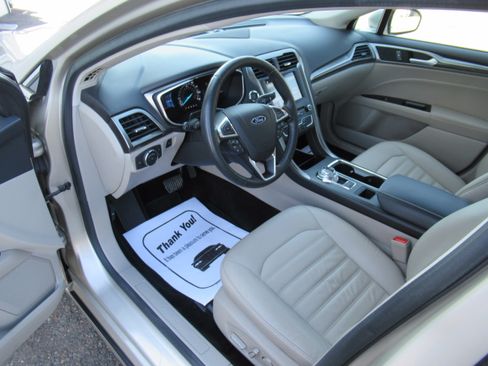 Used 2017 Ford Fusion SE image 9