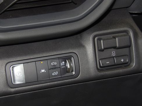 Used 2026 Chevrolet Silverado EV 4x4 Crew Cab LT image 14