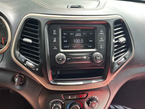 Used 2017 Jeep Cherokee Sport AWD/4WD image 4