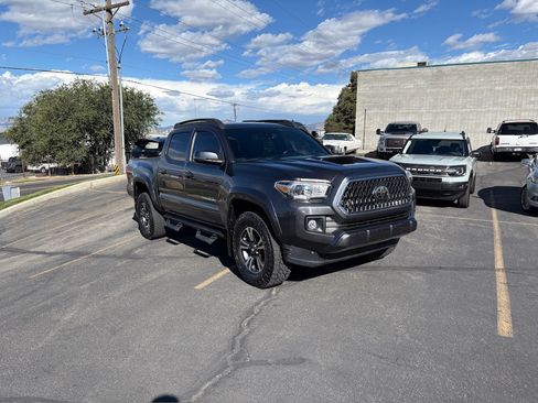 Used 2019 Toyota Tacoma TRD Sport image 3