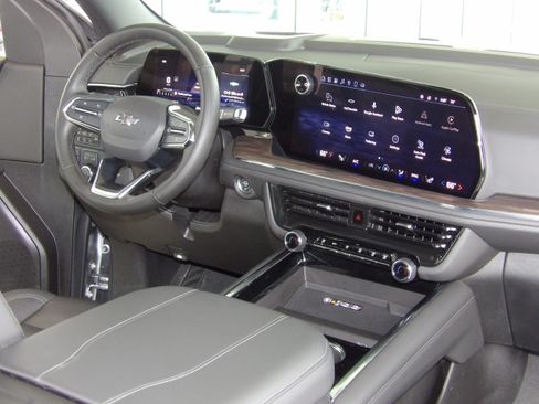 Used 2025 Chevrolet Suburban RST image 29