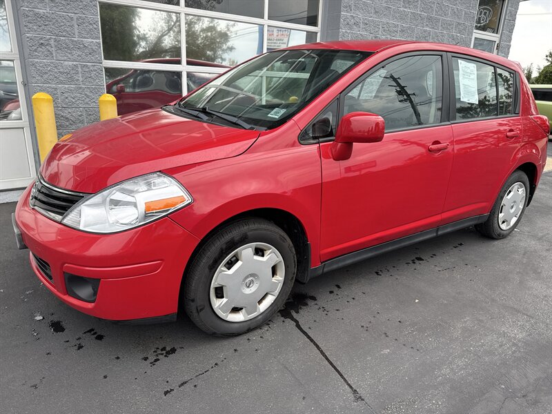 Used 2009 Nissan Versa Hatchback FWD image 1