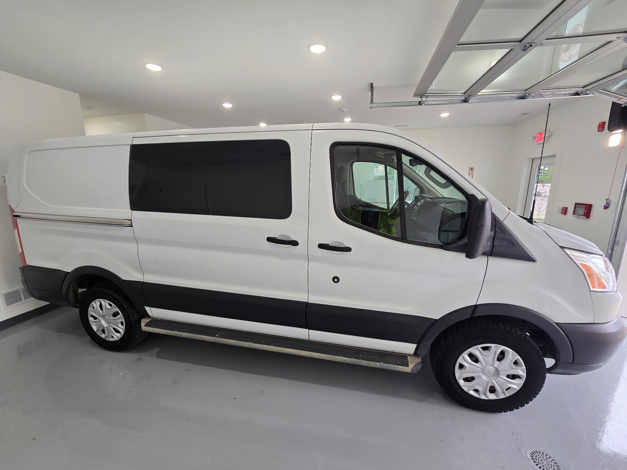 Used 2019 Ford Transit 250 130 Low Roof RWD image 3