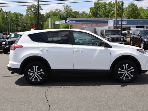Used 2018 Toyota RAV4 LE FWD image 9