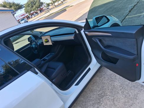 Used 2022 Tesla Model Y AWD Performance image 11