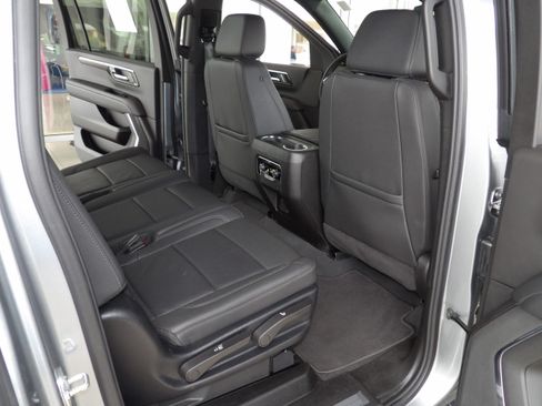 Used 2025 Chevrolet Suburban RST image 25