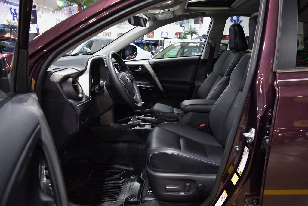 Used 2017 Toyota RAV4 Limited FWD image 18