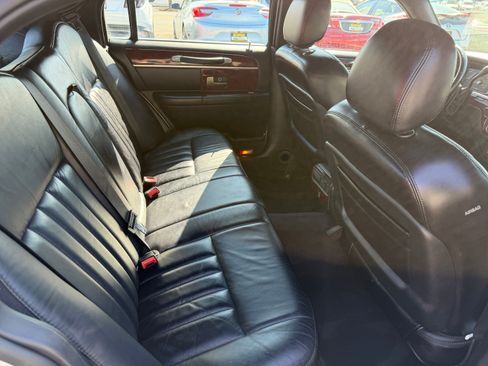 Used 2005 Lincoln Town Car Signature image 19