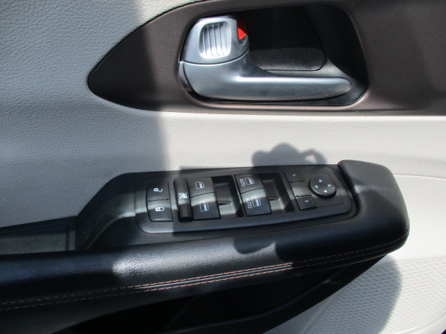 Used 2018 Chrysler Pacifica Touring-L FWD image 17