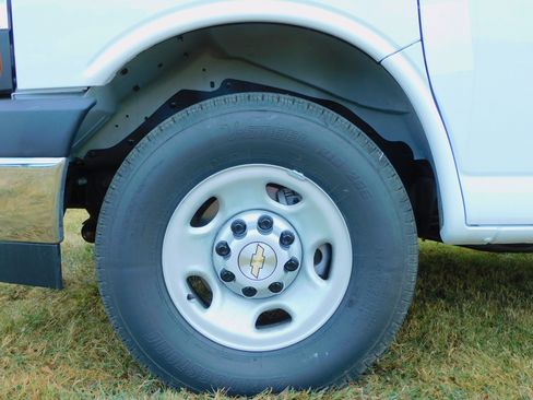 New 2025 Chevrolet Express 3500 image 9