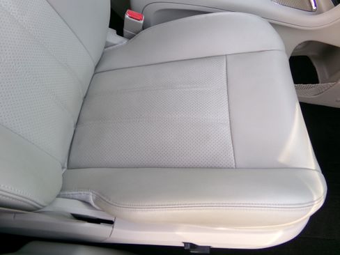 Used 2014 Chrysler Town & Country Touring-L image 12