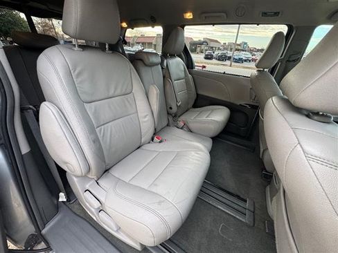 Used 2015 Toyota Sienna image 16
