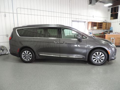 Used 2020 Chrysler Pacifica Touring-L Plus image 11