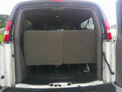 Used 2017 Chevrolet Express 3500 LT Extended Passenger RWD image 10