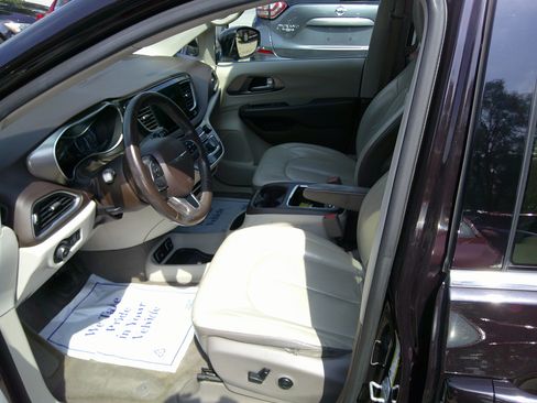 Used 2017 Chrysler Pacifica Touring-L Plus FWD image 7