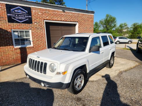 Used 2012 Jeep Patriot Sport FWD image 3
