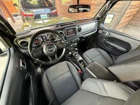 Used 2021 Jeep Gladiator Willys AWD/4WD image 17
